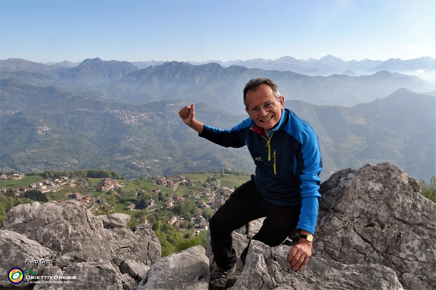 23 Vista sulla Valle Imagna e verso Val Brembilla e Prealpi Orobie.JPG -                                